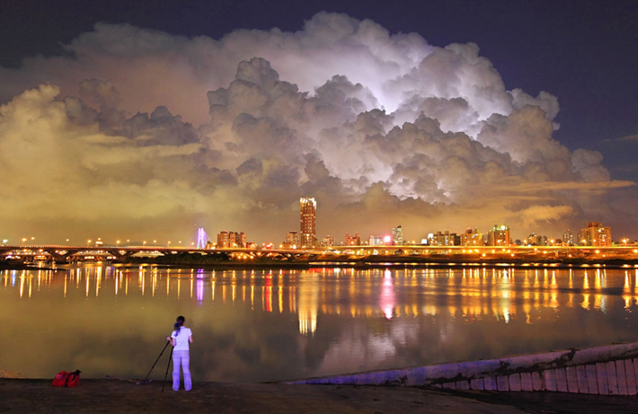 “Today we for you a collection of 15 amazing photos taken at the right moment.”