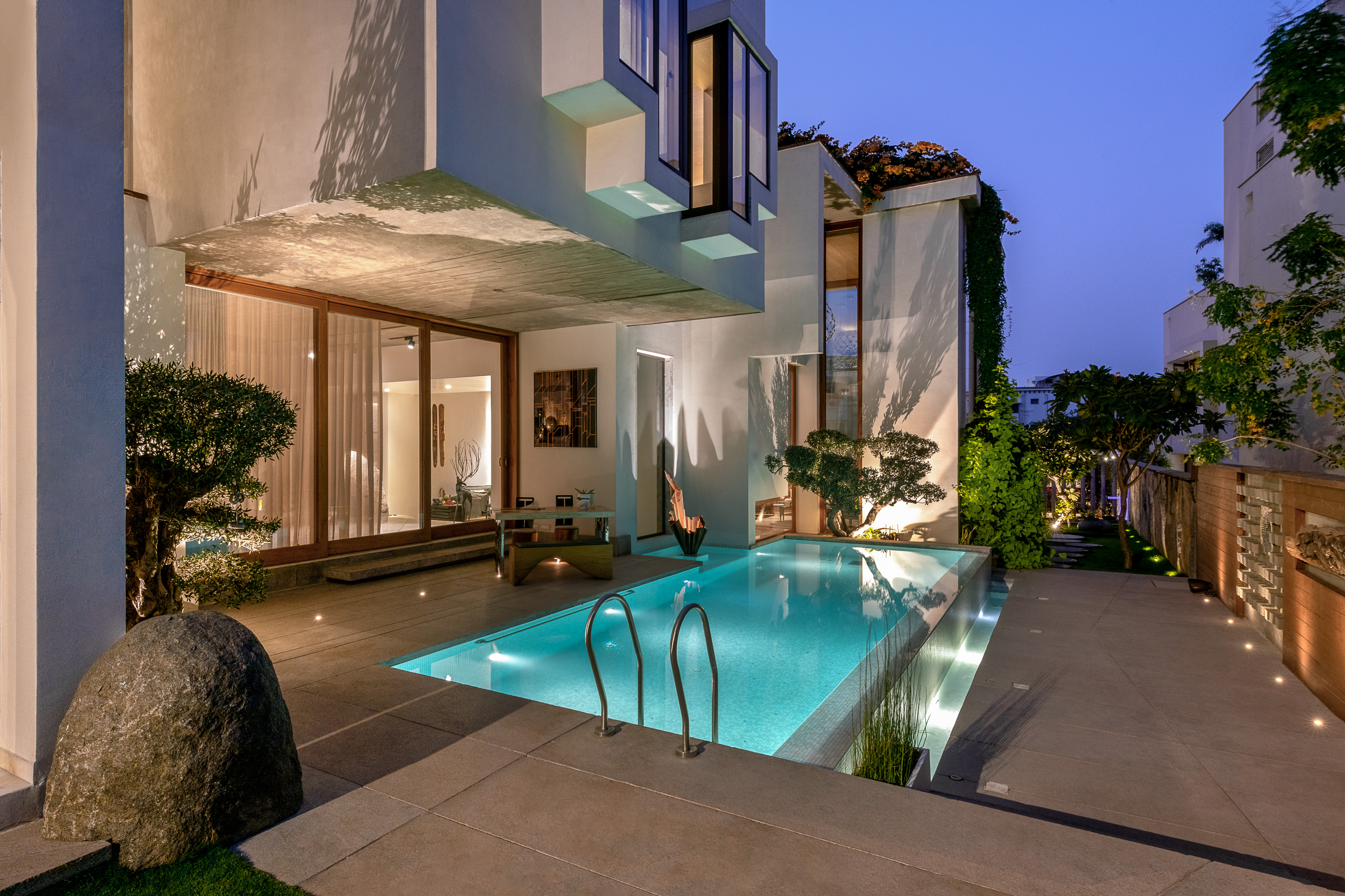 Sustainability Meets Luxury In This Private Residence by NA Architects na architects NA Architects Design A Private Residence Where Copper Hues Reign HRE PHX4357 luxury outdoor Amazing Pools That Epitomize Your Luxury Outdoor Living at Its Finest HRE PHX4357
