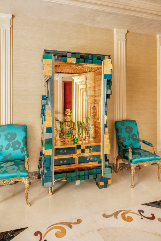 Sumptuous Palace - green and golden cabinet, golden on the inside, gren chairs with golden legs