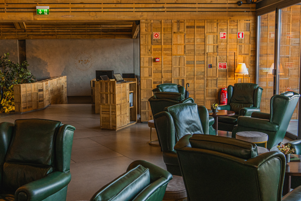 Lounge elegante da Enoteca Real Companhia Velha com ambiente acolhedor e sofisticado