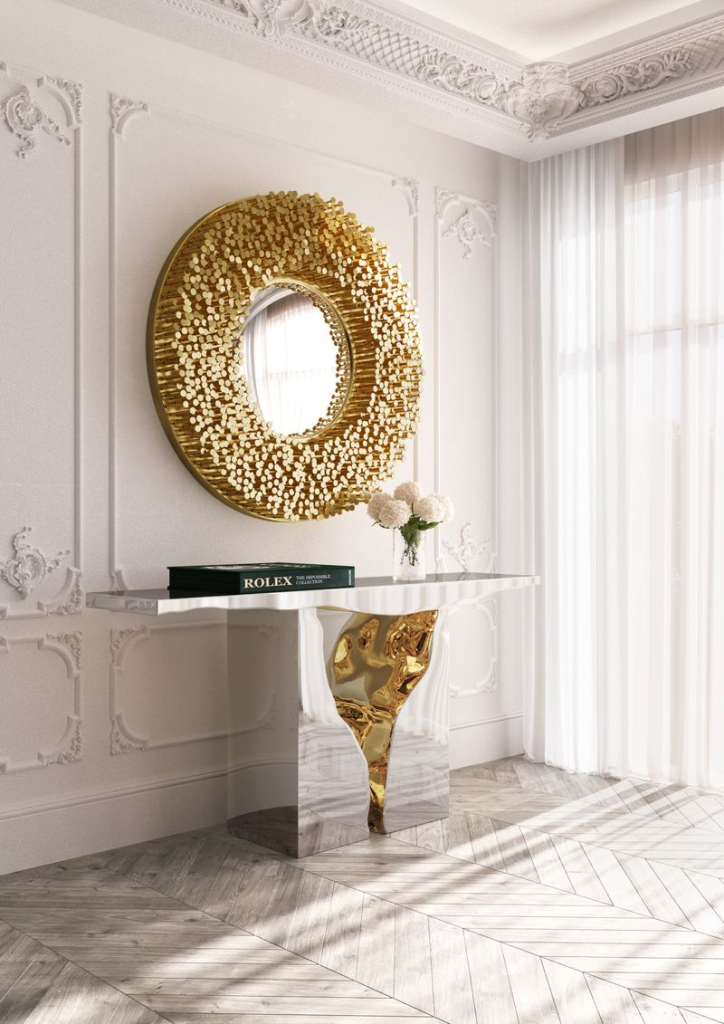 luxury interior, sideboard, sideboard dourado, rolex, flores, espelho, parede branca, espelho com detalhes dourados,
