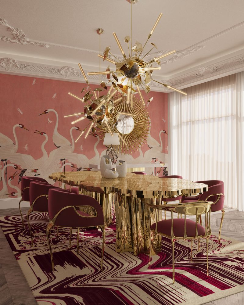 mesa de jantar dourada, espelho dourado, 2 luminárias suspensas douradas, 8 cadeiras de jantar rosa, tapete rosa e branco, paredes rosa e brancas, telhado branco, piso de madeira, cadeiras de designer com cortinas brancas
