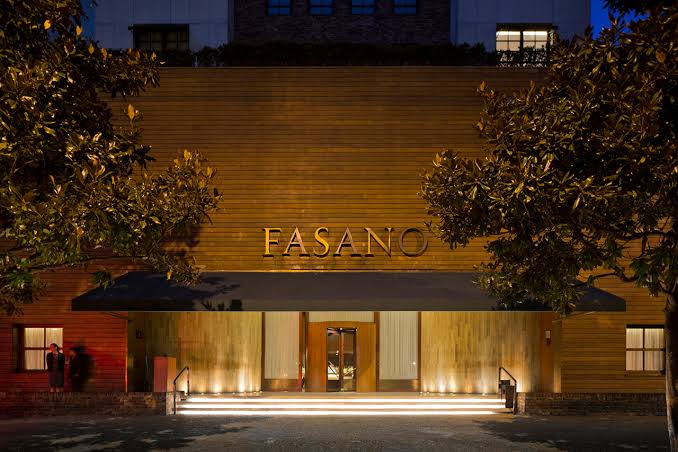 Fasano São Paulo hotel illuminated entrance facade at night – melhores hoteis em sao paulo