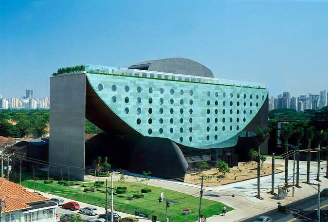 Hotel Unique São Paulo iconic curved boat-shaped building architecture – melhores hoteis em sao paulo