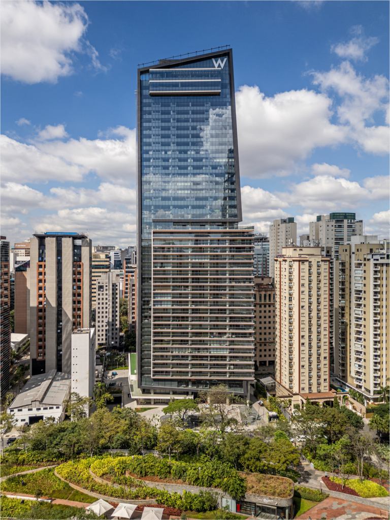 W São Paulo hotel glass skyscraper exterior view against blue sky in Itaim Bibi district – melhores hoteis em sao paulo