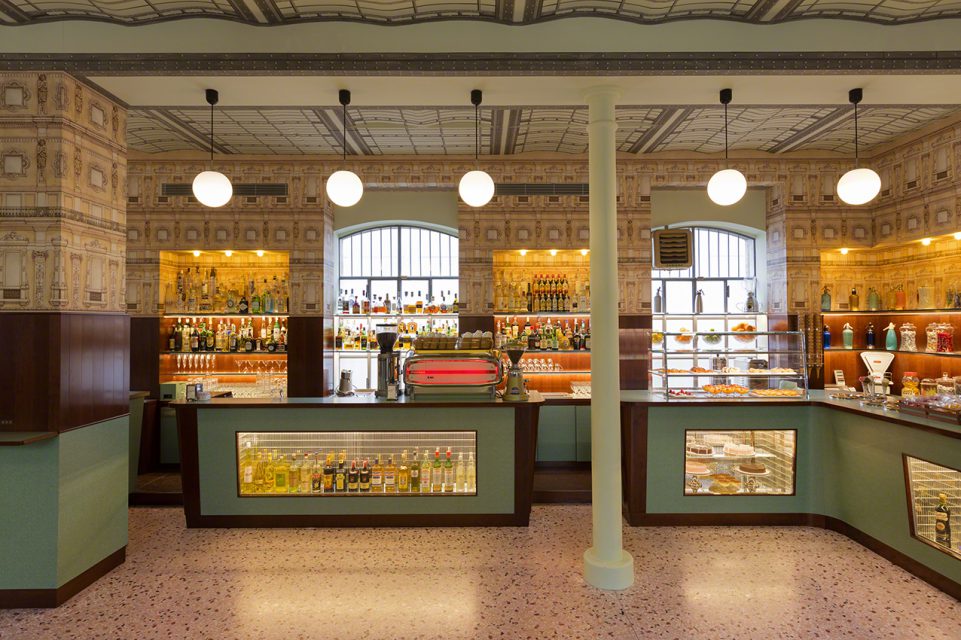 Bar Luce luxury restaurants who you see in Milan Guide