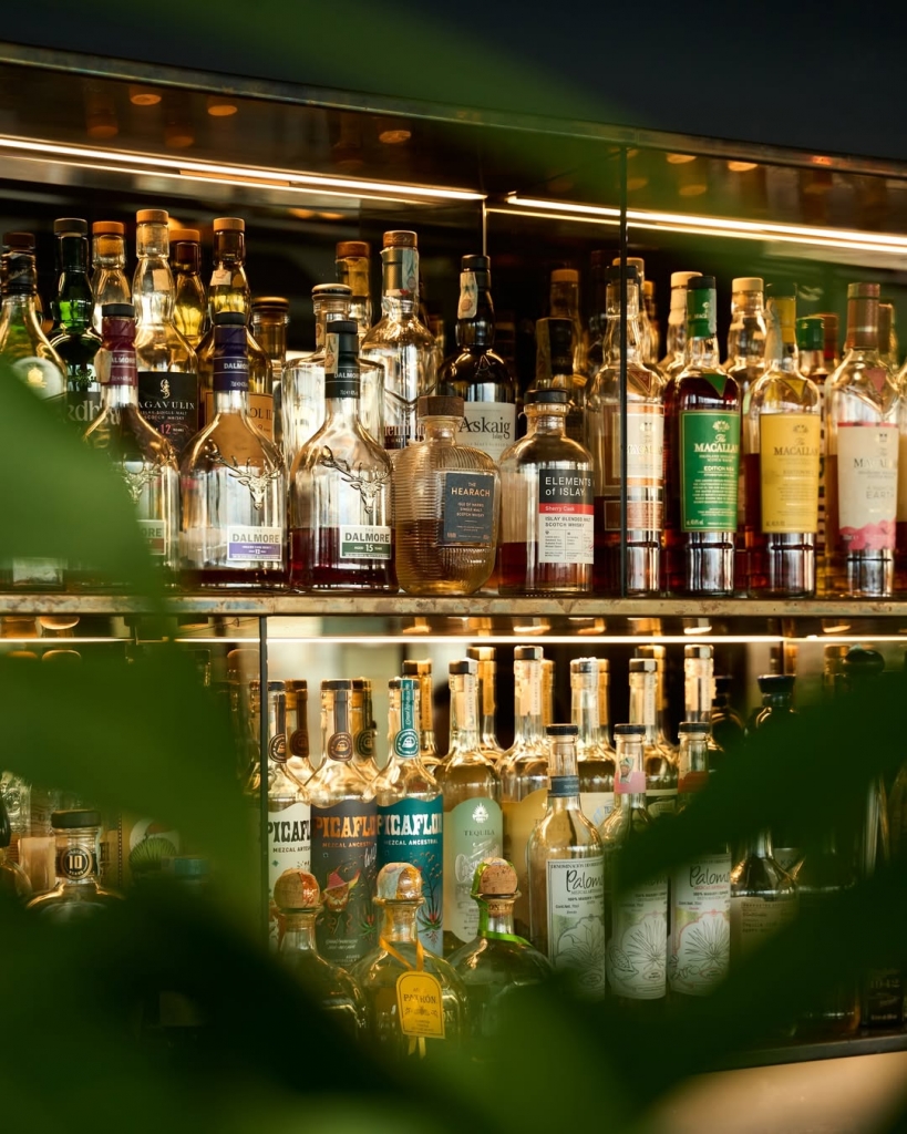 Ceresio 7 luxury restaurants who you see in Milan Guide