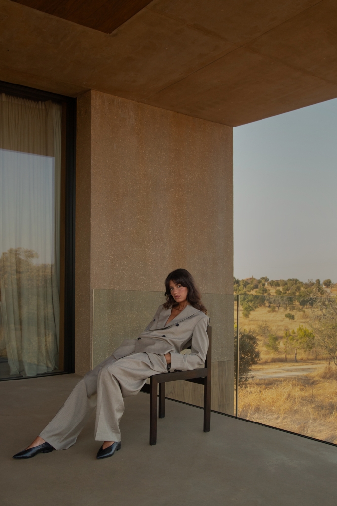 Modelo com sapatos Lachoix em ambiente arquitetónico contemporâneo, refletindo lifestyle sofisticado e design intemporal,