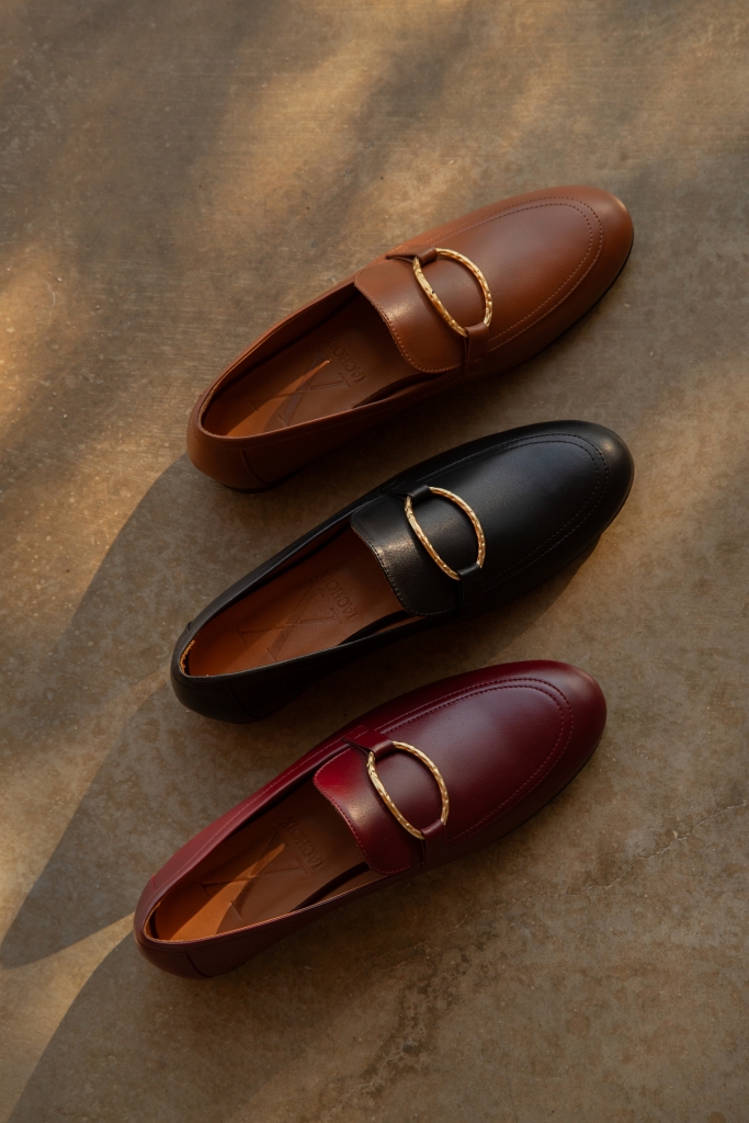 Sapatos Lachoix em pele preta, castanha e burgundy com detalhe metálico, expressão de design intemporal e qualidade duradoura