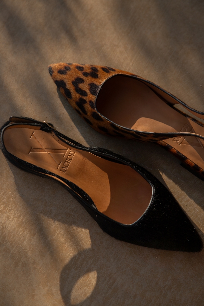 Sapatos Lachoix em pele e padrão animal print, combinação de design contemporâneo e estética intemporal
