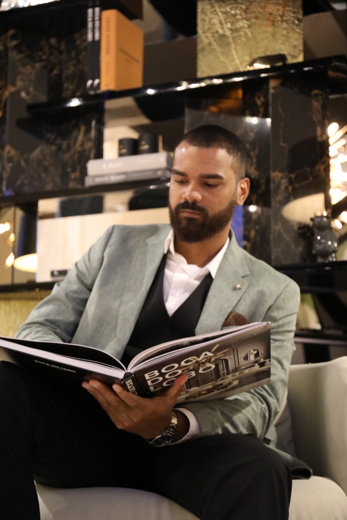 Representante da Boca do Lobo com fato Suits Inc em espaço de design de luxo em Milão