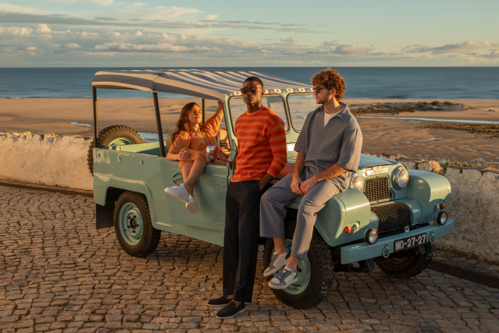 três pessoas num carro aberto a utilizar calçado da Ambicious