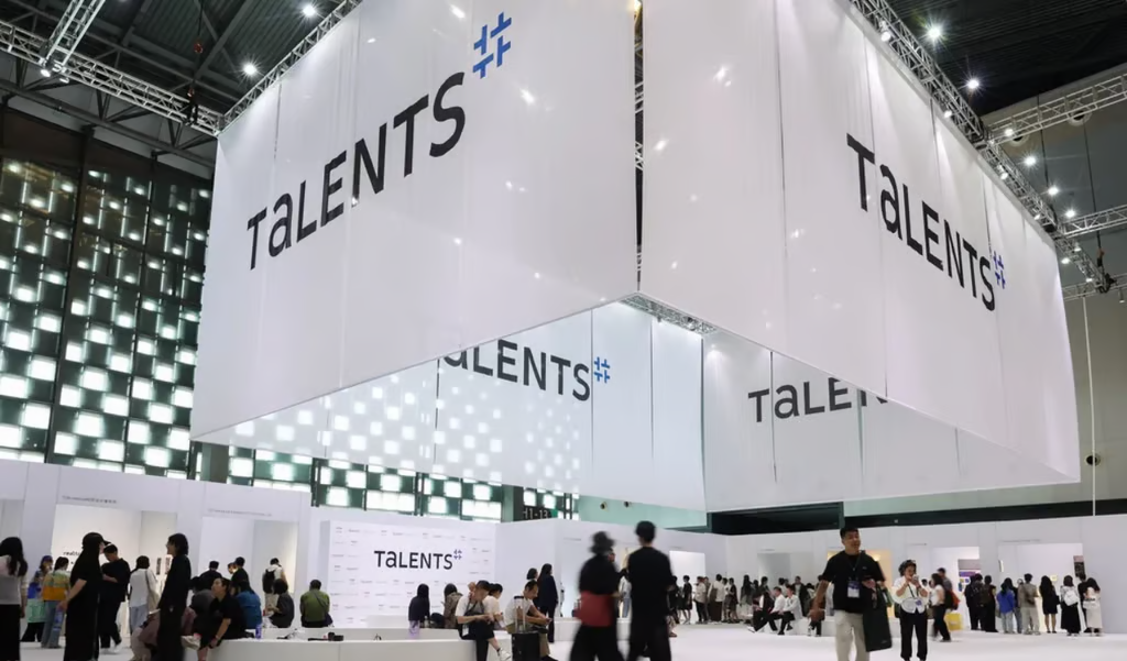 grey walls, many people, design shanghai