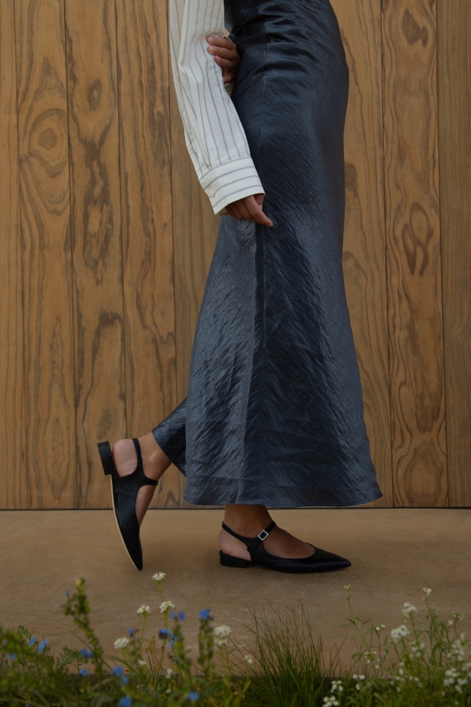 Sapatos Lachoix em pele preta combinados com look elegante, expressão de design intemporal e conforto contemporâneo