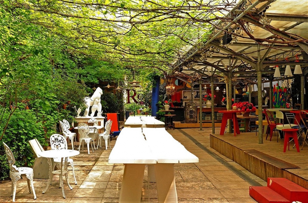 white tables, white chairs, outdoor space, red tables and chairs, Gallerie Rossana Orlandi What to see in Milan