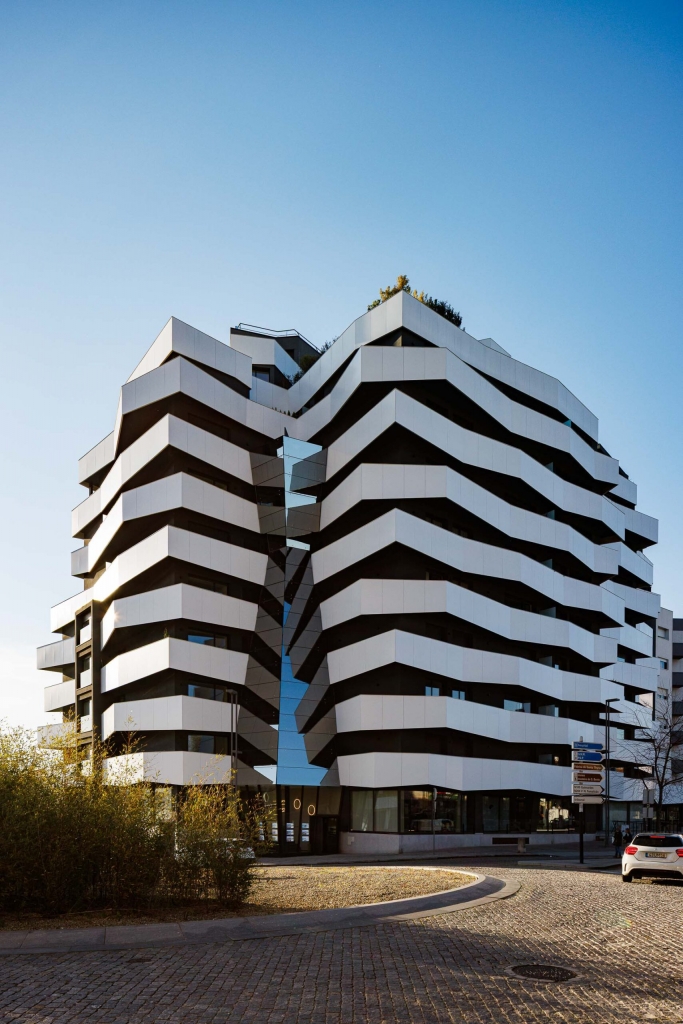 Sustainable modern building inspired by Ricardo Azevedo’s architectural vision