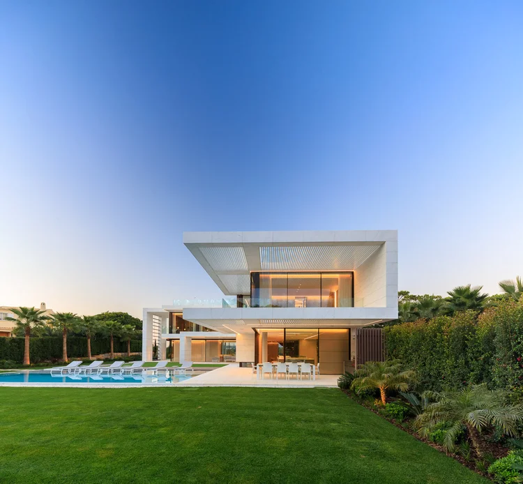 Contemporary house by Vasco Vieira featuring open spaces and natural light