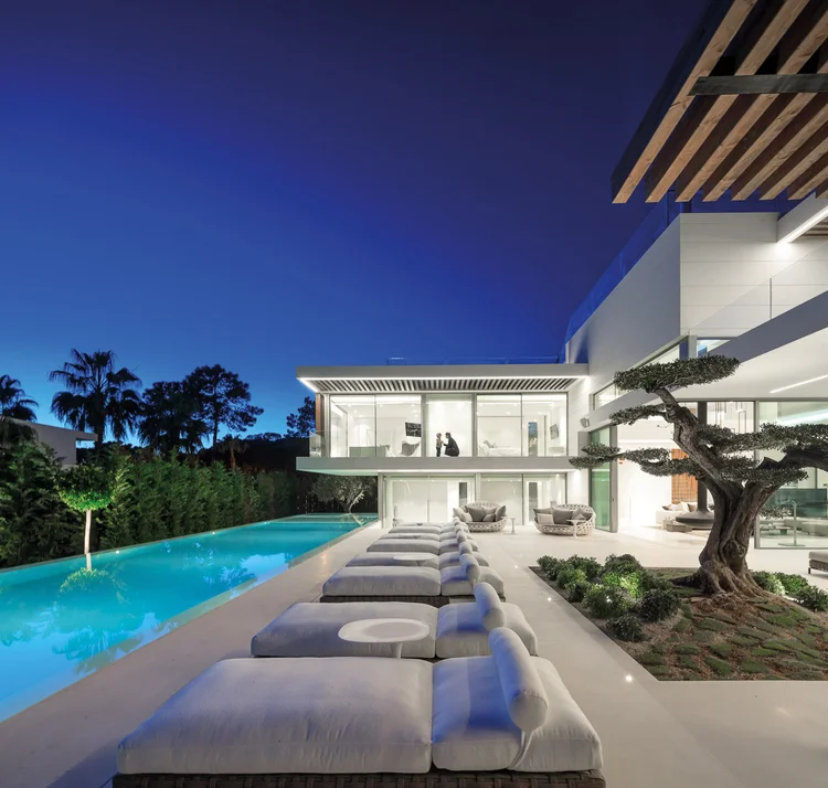 Contemporary house by Vasco Vieira featuring open spaces and natural light