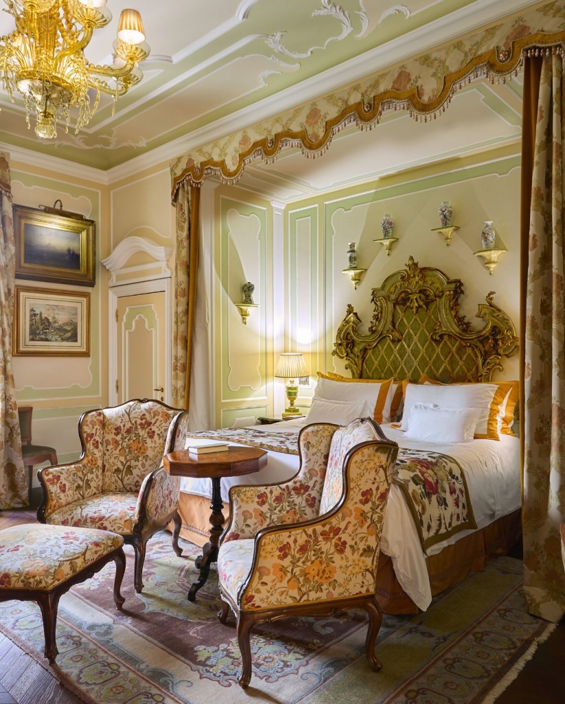 old money style, Opulent historic interior of a Venetian palace hotel featuring ornate chandeliers, frescoed ceilings, and elegant antique furnishings overlooking the Grand Canal.