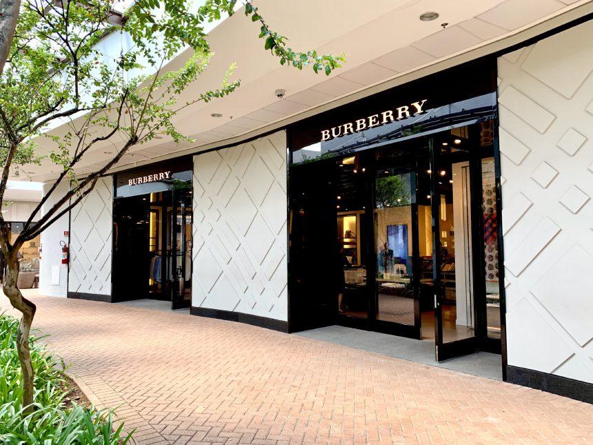 Fachada externa da loja Burberry com painéis brancos em relevo geométrico e entrada envidraçada num shopping ao ar livre - lojas de luxo em São Paulo