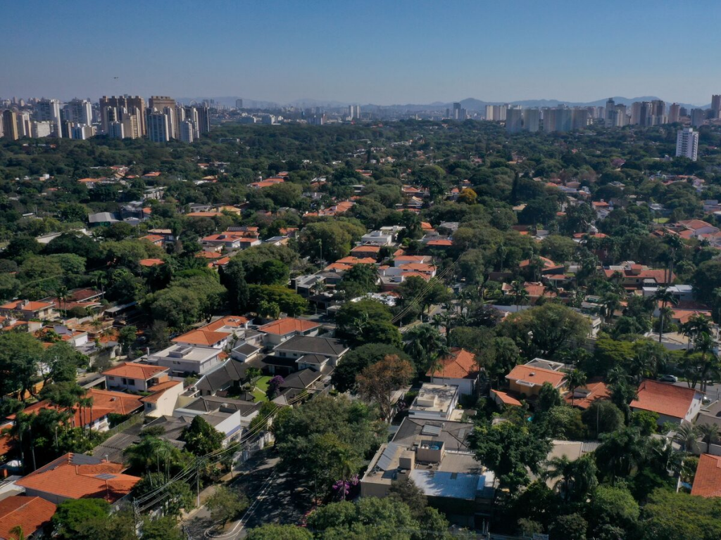 Top real state in São Paulo, Aerial view of the Alto de Pinheiros and Morumbi neighborhoods in São Paulo, featuring luxury homes, tree-lined streets, expansive private gardens, and lush residential landscapes.