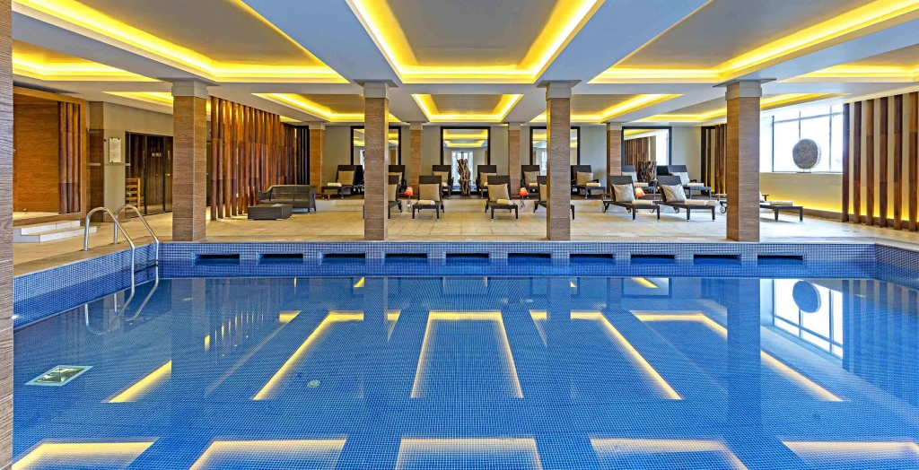 Indoor spa pool surrounded by columns and relaxation loungers -pestana